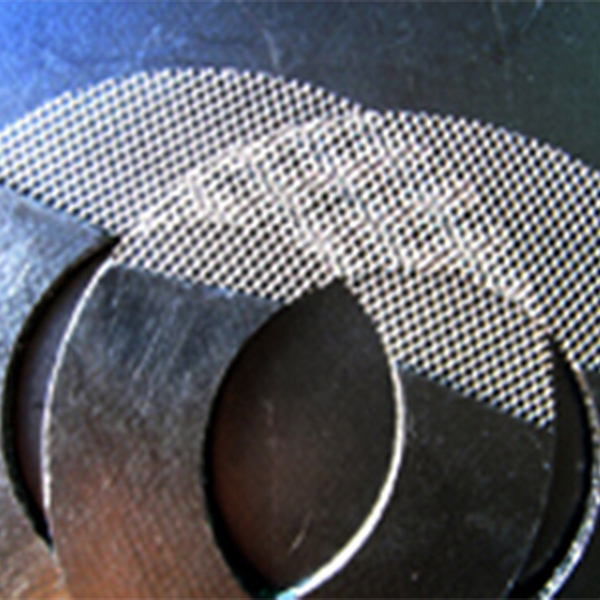 Graphite gasket reinforced with metal mesh